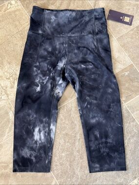 Dragon Fit Black Tie-Dye Active Capri Leggings Ladies  Bottoms NWT small